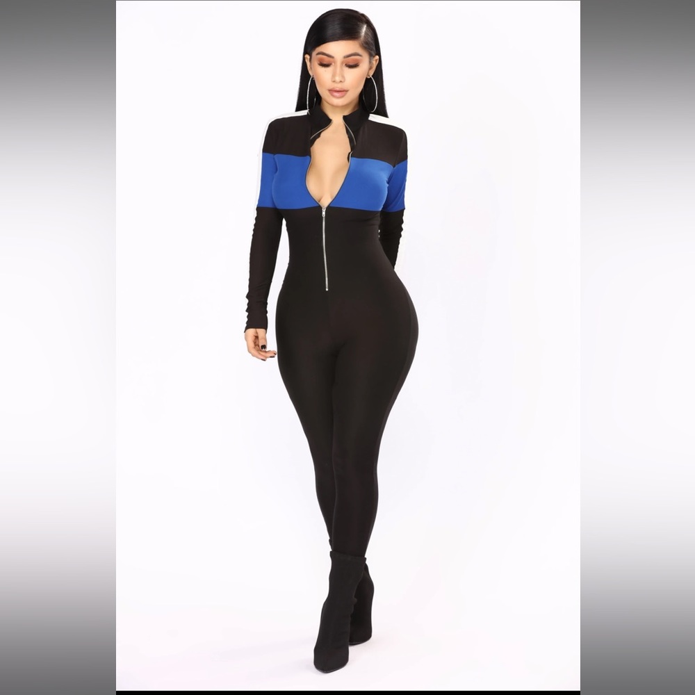 - 95% polyester 5% spandex / stretch / skinny leg / zip front / size small